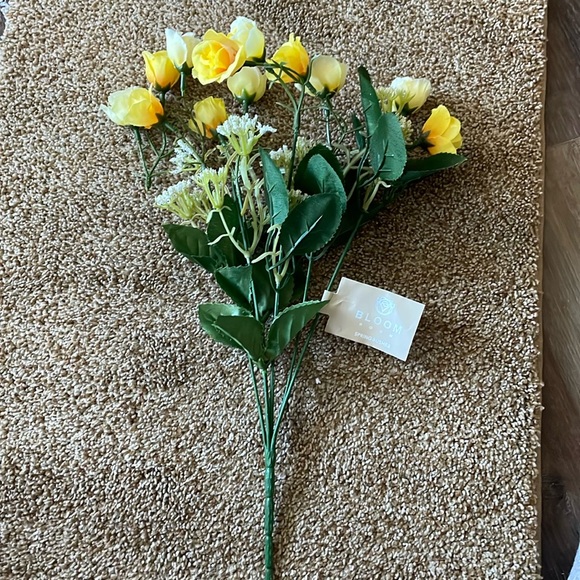 Bloom Room Spring Bushes Yellow Roses - Picture 1 of 4